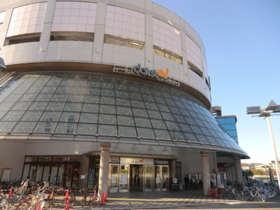 Shopping centre. 850m to Daiei (shopping center)