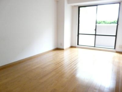 Living and room. ☆ Bright living-dining ☆