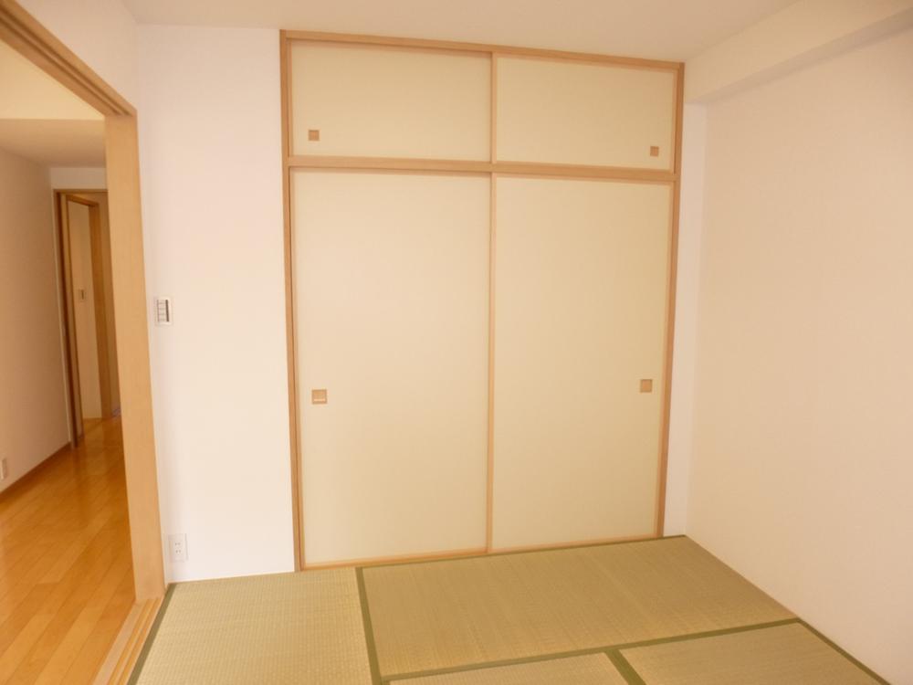 Receipt. Japanese-style room Upper closet with storage