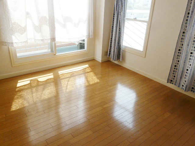 Living and room. Window many, It is very bright (* ^ _ ^ *)