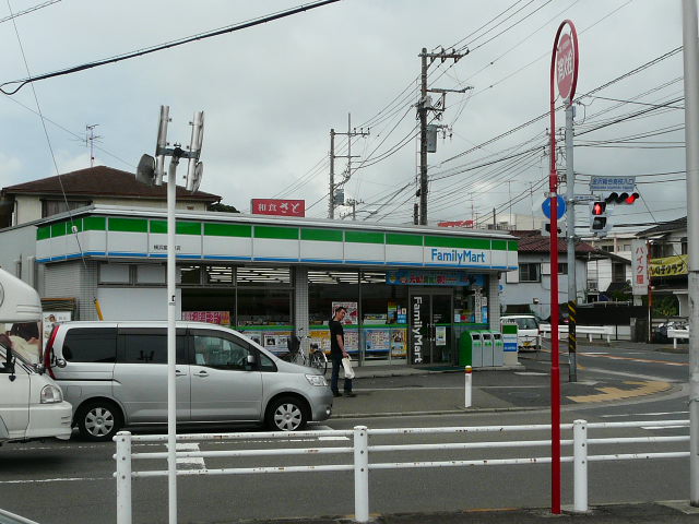 Convenience store. FamilyMart Yokohama Tomiokanishi seven-chome up (convenience store) 682m