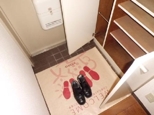 Entrance. There and convenient shoe box