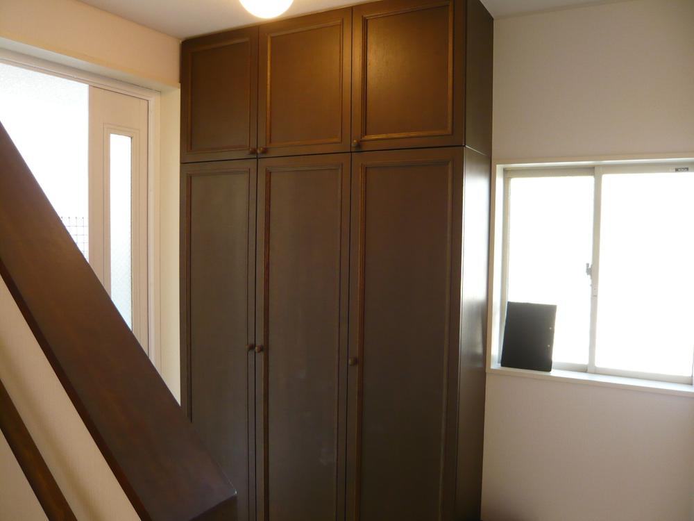 Entrance. It is wonderful joinery with a profound feeling. Storage capacity is outstanding! 