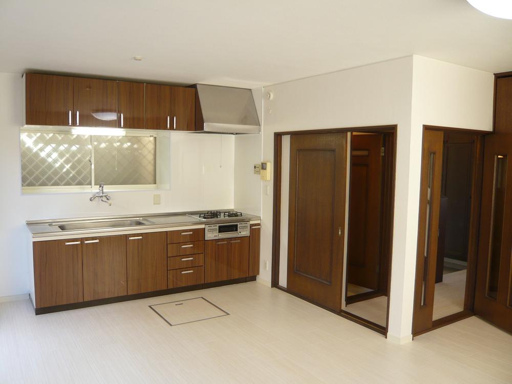 Kitchen. Kitchen panels and joinery have been unified in woodgrain, Fine spacious living. 