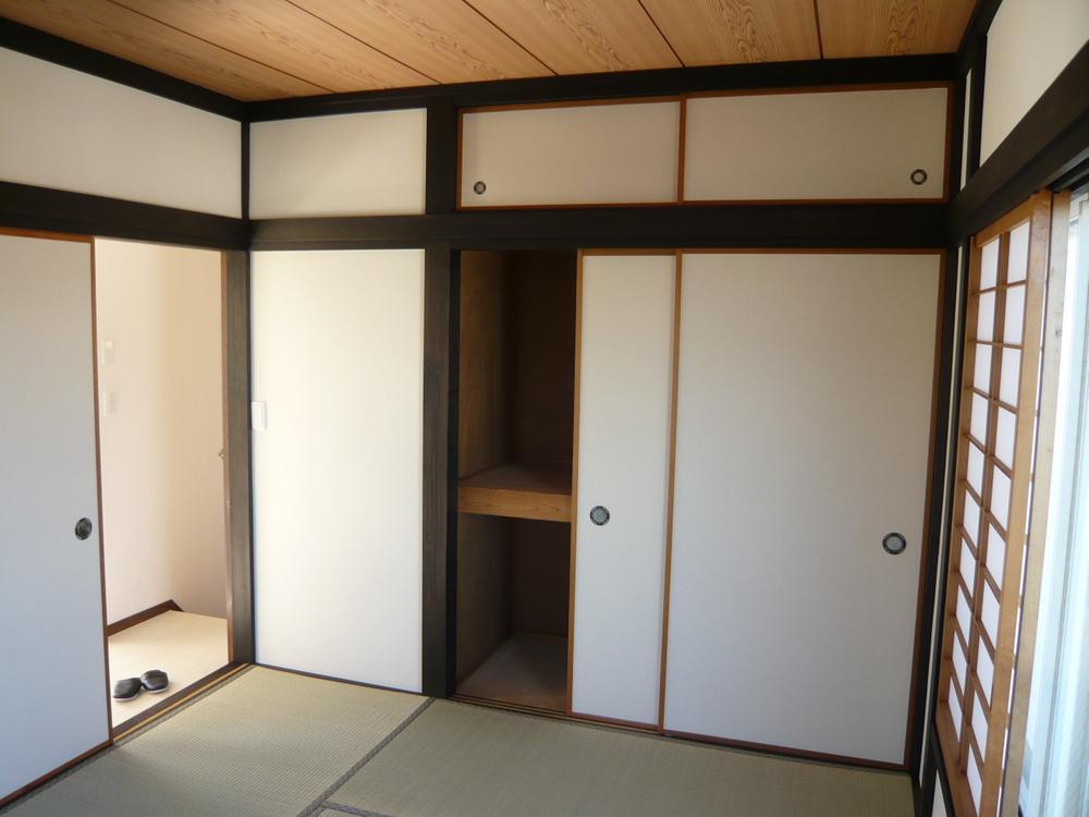 Non-living room. Storage is abundant pure Japanese-style room. Is I am happy there is also a pillow shelf. 