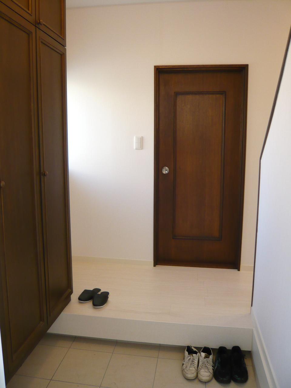 Entrance. We put a luxury in a brown-and-white contrast.