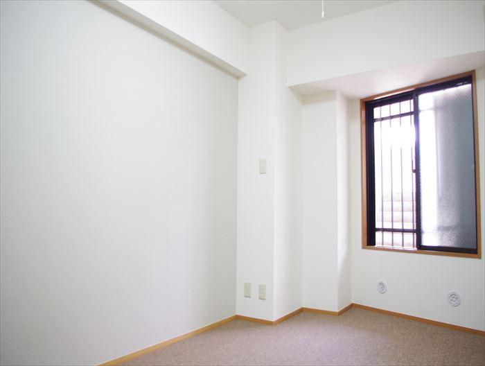 Non-living room. Stylish Western-style rooms with accent Cross