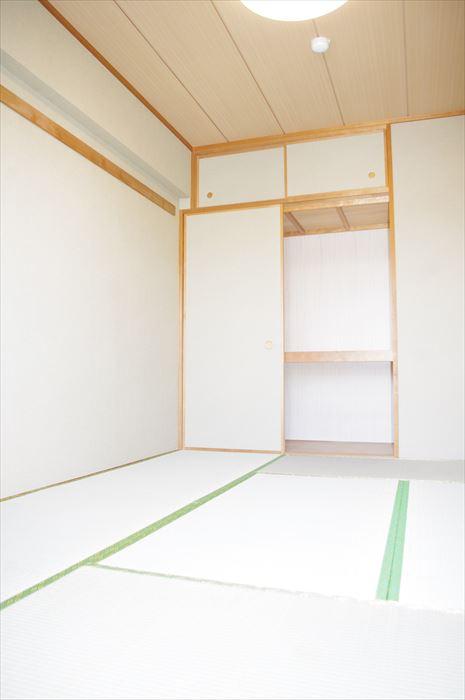 Non-living room. Japanese-style rooms fragrant of rush
