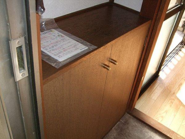 Entrance. With a shoe box
