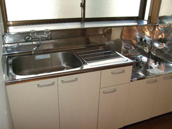 Kitchen. Bright sink of with bay window