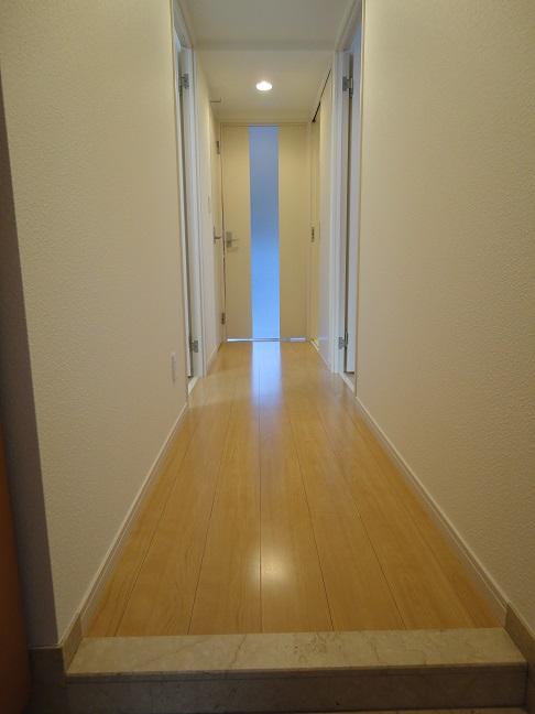 Entrance. In white fittings and bright flooring, It will produce a bright hallway! !