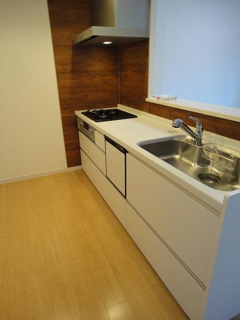 Kitchen. With disinfectant mist dishwashers, System kitchen Now bright kitchen thing to face-to-face. Fine wood kitchen panel also has been installed! !