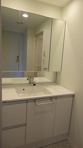 Wash basin, toilet. Wash basin with a shower hose function!