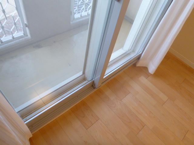 Other introspection. The north side of the room is double-glazed windows Thermal insulation properties also prevent dew condensation is also thorough