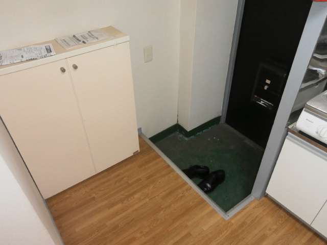 Entrance. Comes with a cupboard (^ o ^) /