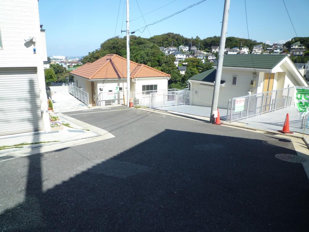 Local photos, including front road. Each building is located on the entire road full of open feeling of 6m. 