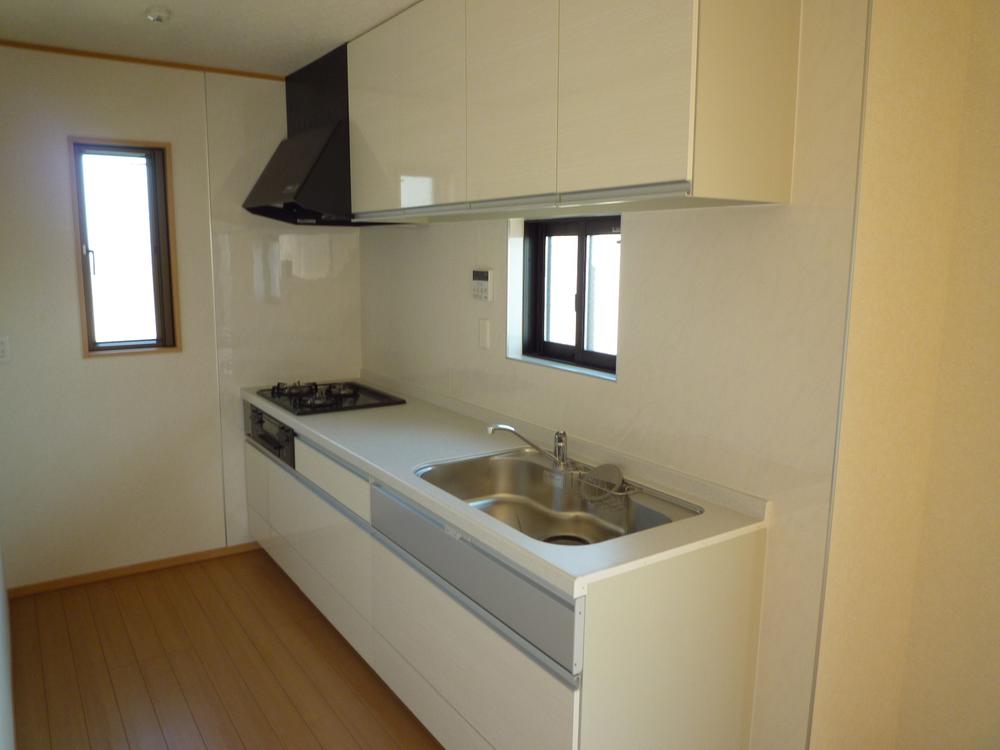 Kitchen. Equipped with the latest system kitchen water purifier built-in.