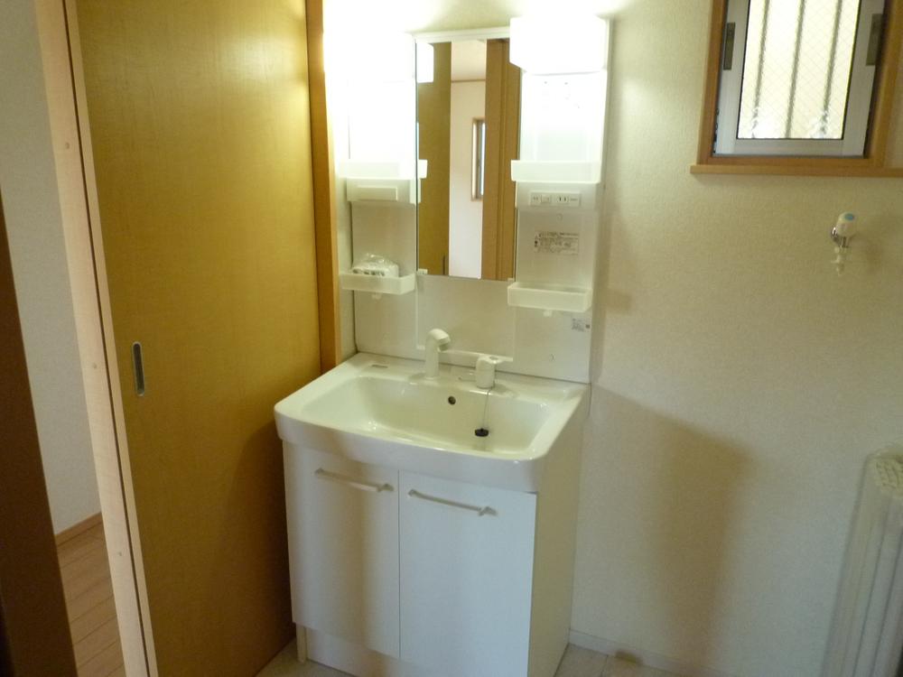 Wash basin, toilet. Equipped with a vanity with shower.