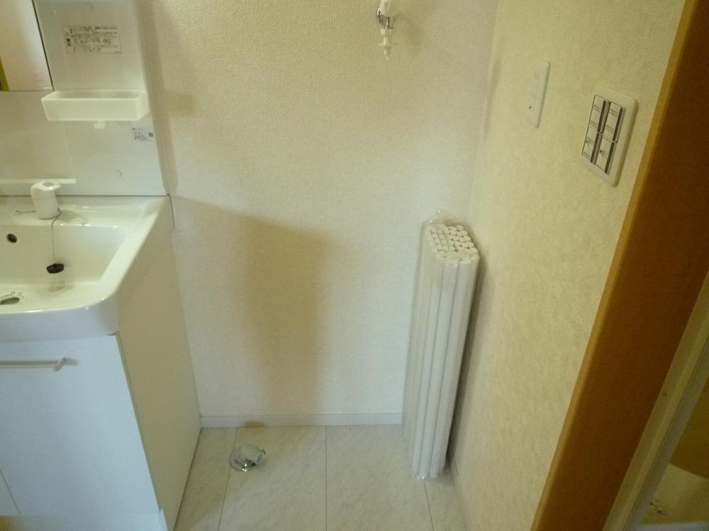 Wash basin, toilet. Ensure the Easy put space of the room is also large washing machine.