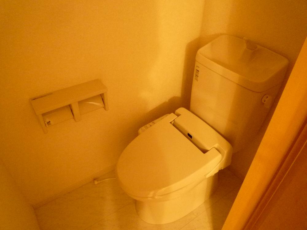 Toilet. Adopt the latest toilet facilities Washlet built-in. 