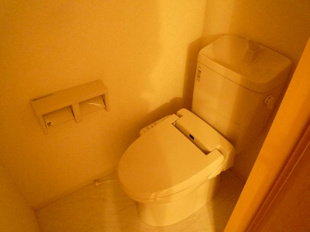 Toilet. Adopt the latest toilet facilities Washlet built-in.