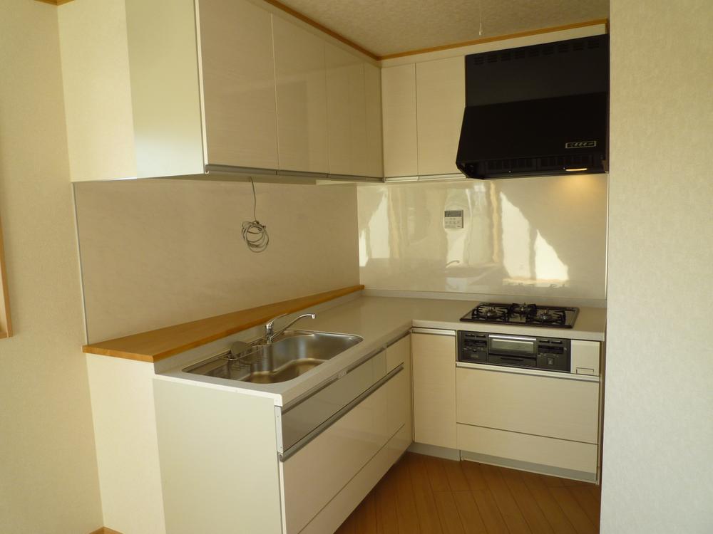 Kitchen. There is also a building of the adoption of a large storage lot of the L-shaped kitchen.