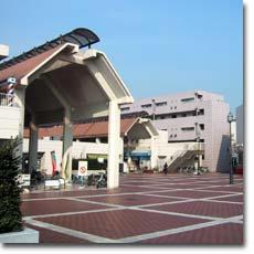 Shopping centre. To the center Seaside 1457m