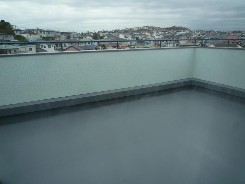 Balcony. Wide three-sided roof balcony