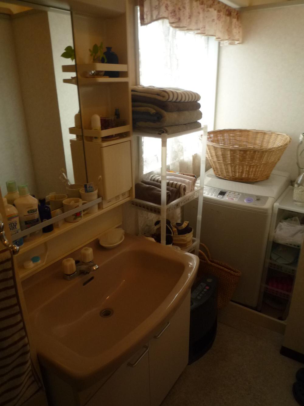 Wash basin, toilet. Indoor (12 May 2013) Shooting