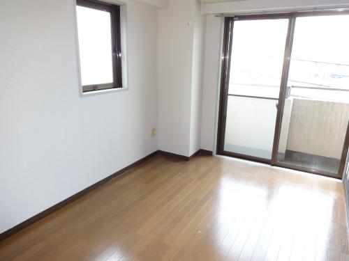 Living and room. ☆ It has been in the room of the two-sided lighting to clean flooring ☆