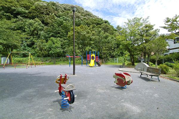 park. 340m until Kitanomon park