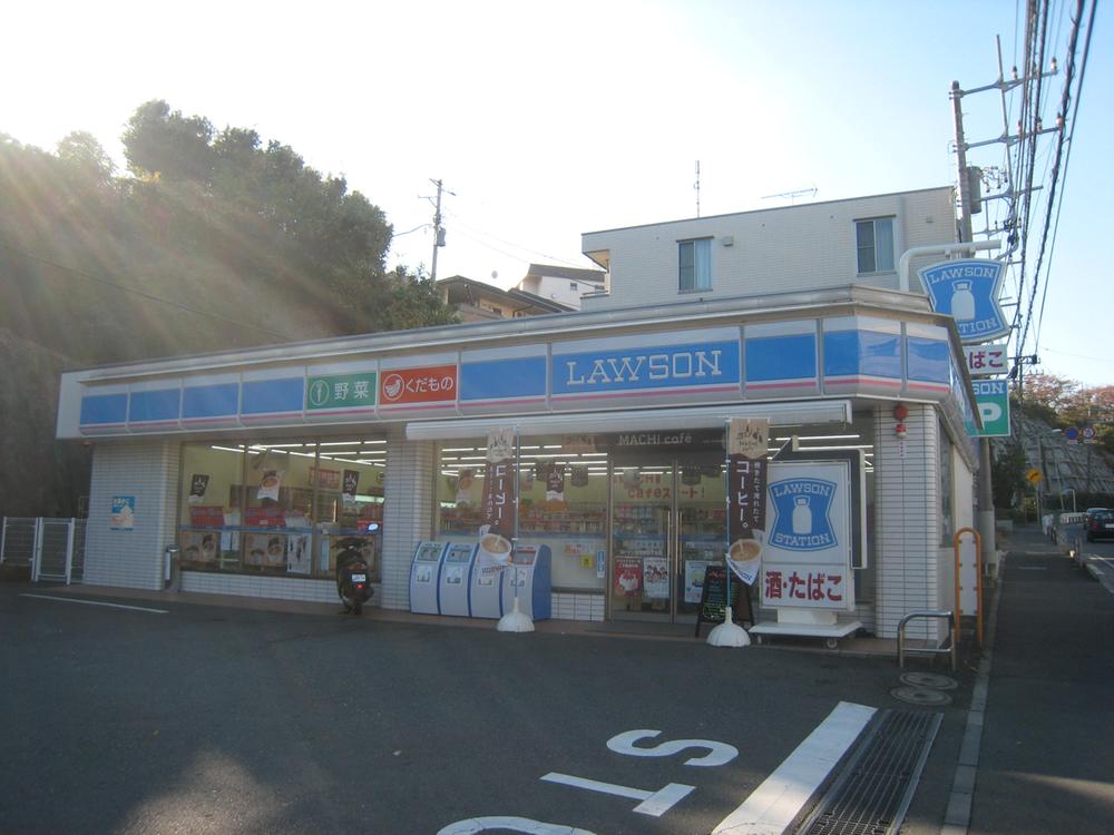 Convenience store. 815m until Lawson Tomiokahigashi five-chome