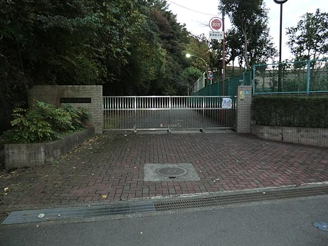 Junior high school. Yokohamashiritsudai 807m until the road junior high school