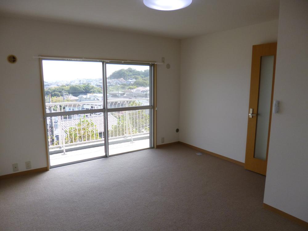 Living. Bright living room of southeast direction