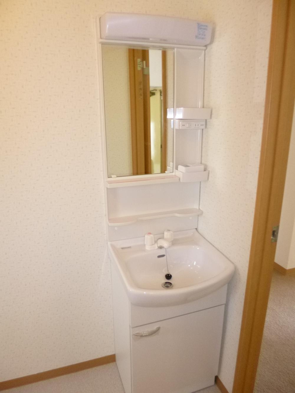 Wash basin, toilet. Also washstand new!