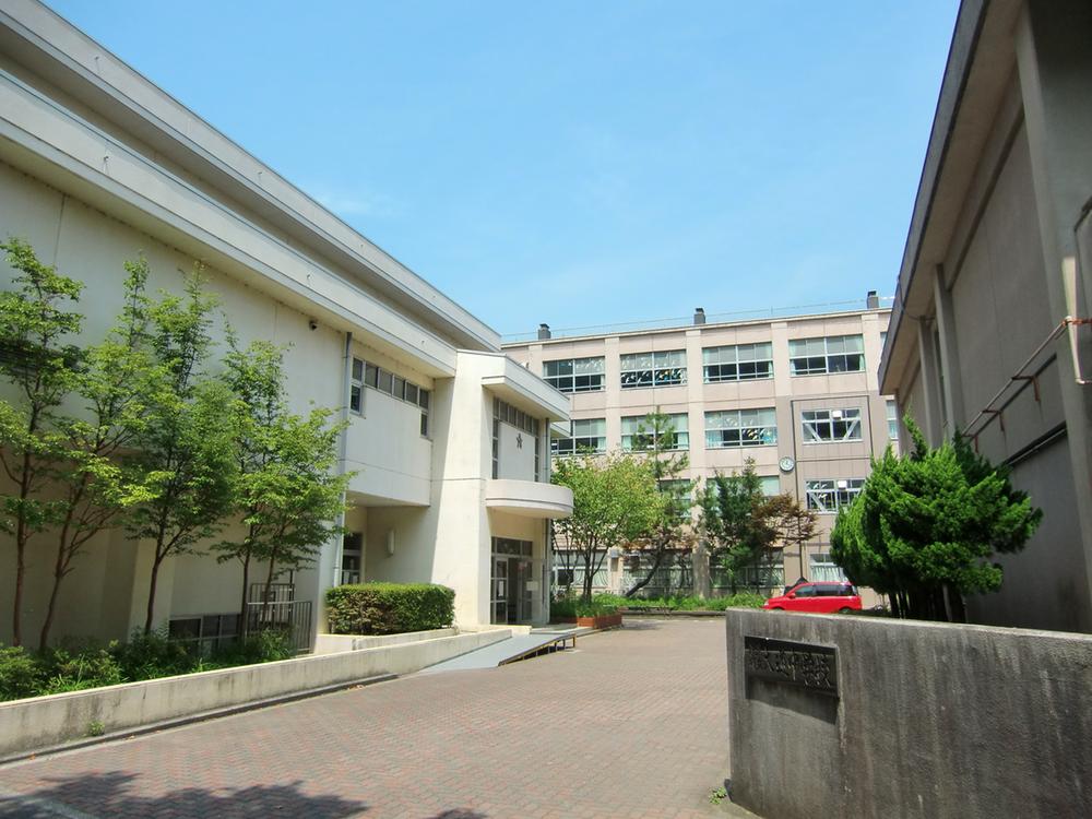 Junior high school. School relieved to near 700m junior high school until Yokohamashiritsudai road junior high school