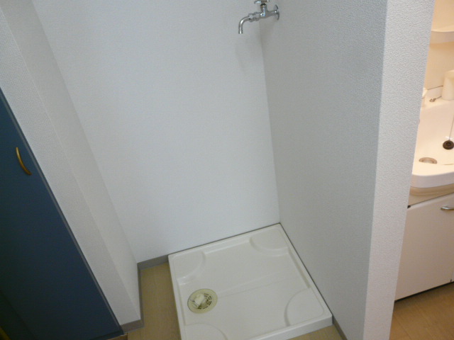 Other Equipment. Is a washing machine inside the room (* ^^) v