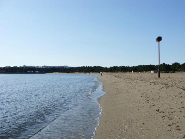 park. It is the only beach in the 620m Yokohama until Uminokoen. In addition to sandy beach, Barbecue facilities and also a large park with a promenade of municipal. 