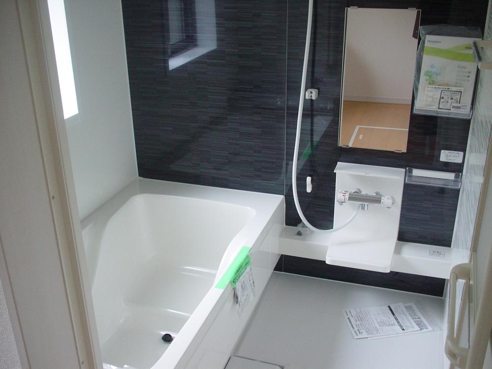 Bathroom. Adopt a spacious unit bus one tsubo size. It is with a bathroom ventilation dryer. 
