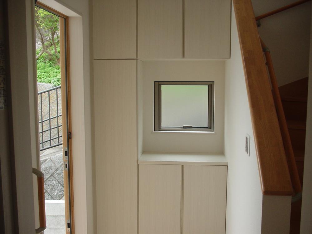 Entrance. Spacious fully equipped with plenty of storage in the front door. 