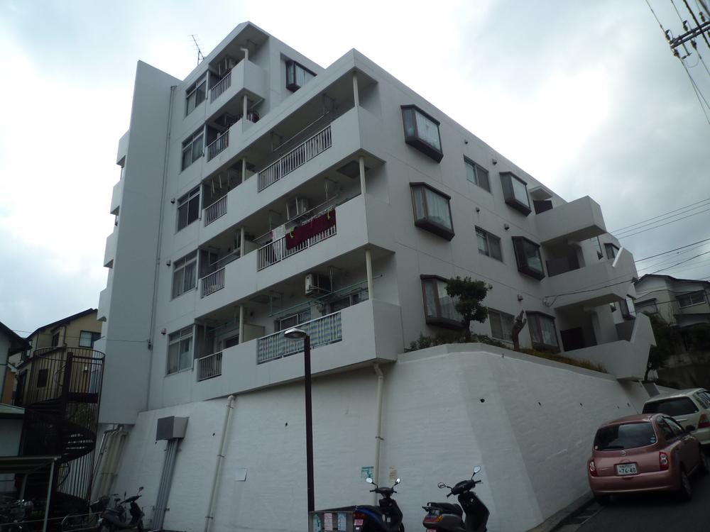 Local appearance photo. Life is conveniently located supermarkets and convenience stores close