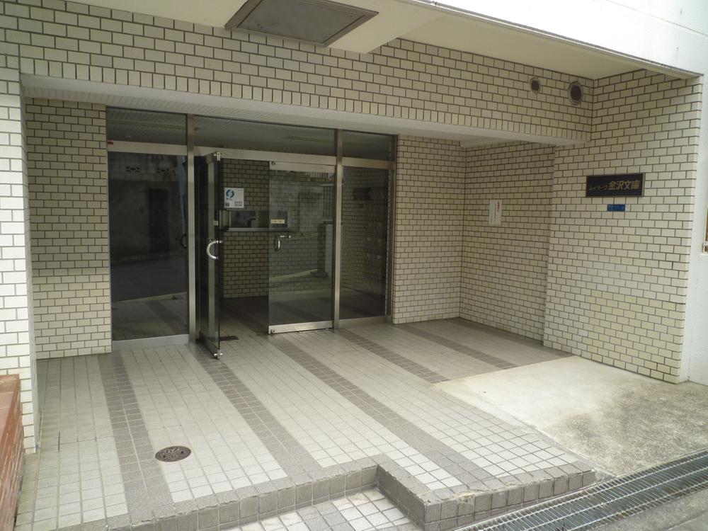 Entrance. Common areas