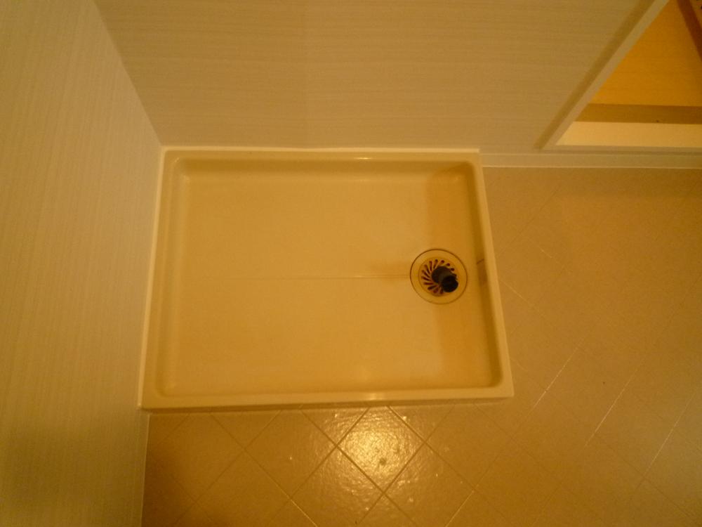 Wash basin, toilet. There is also a water leak washing machine storage is do not worry