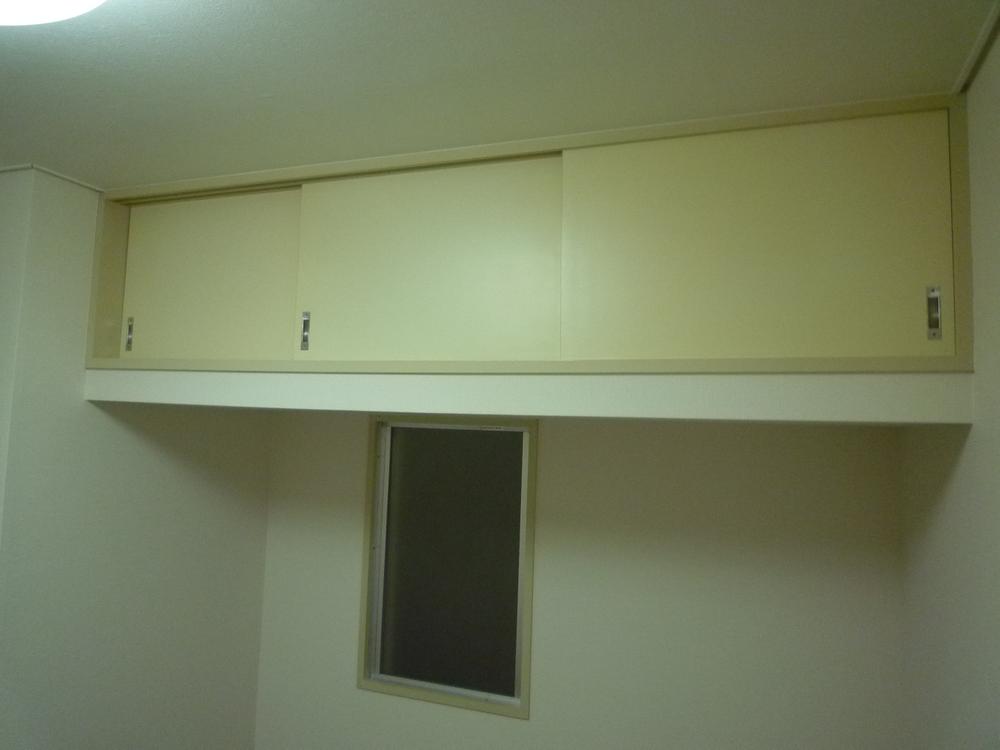 Toilet. There is also housed in the upper part