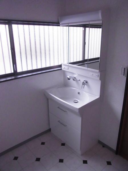 Wash basin, toilet