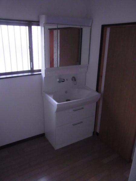 Wash basin, toilet