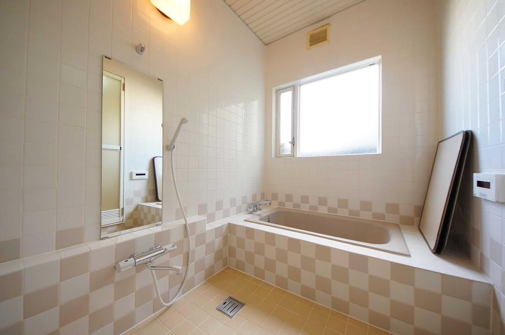 Bathroom. Indoor (12 May 2013) Shooting, This is a system bus of the fairly spacious 1.25 square meters. 