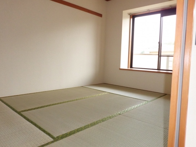 Living and room. Japanese-style room also there is what about such kotatsu.