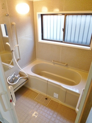 Bath. Bathroom with a window. Add 炊 with function