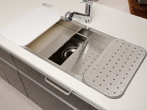 Kitchen.  [Utility sink] Sink flexible configurations corresponding to different operation or use of the wet work. Each in the structure of the two-stage will undertake a role in accordance with the cooking process. Also, Good command of it more convenient by utilizing a plate attached.